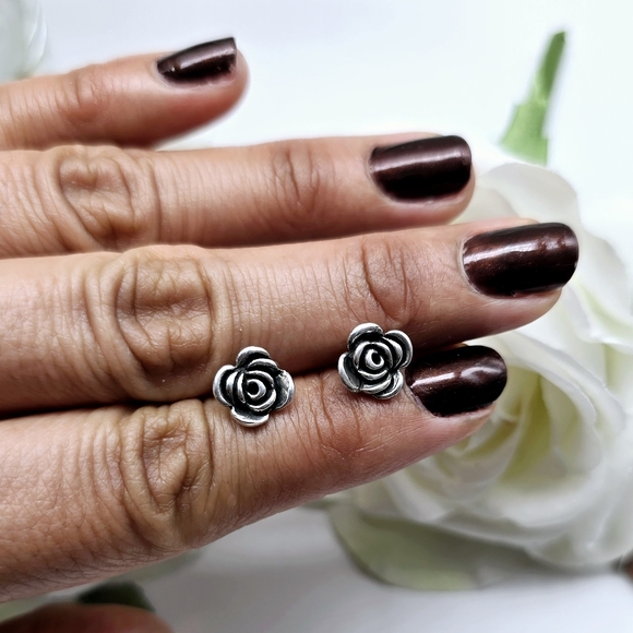 ❤️ MODERN ROSE STUD EARRINGS - Picture 10 of 10